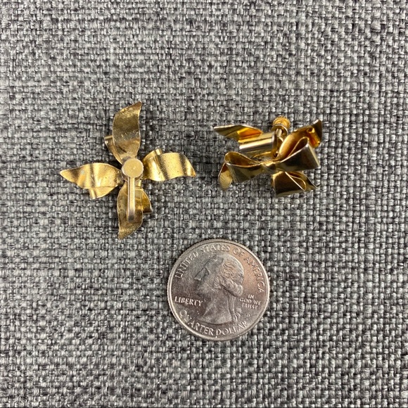 Vintage Gold Metal Bow Screw Back Earrings - Picture 6 of 6